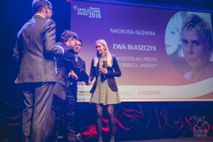 Nagrodę Społecznik Roku, w&nbsp;imieniu Ewy Błaszczyk, odbiera jej c&oacute;rka