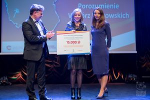 Przedstawicielka Fundacji Porozumienie Wzg&oacute;rz Dalkowskich odbiera symboliczny czek z&nbsp;nagrodą w&nbsp;konkursie na&nbsp;dobre praktyki