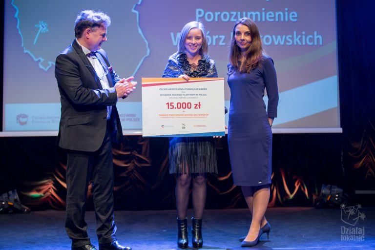 Przedstawicielka Fundacji Porozumienie Wzgórz Dalkowskich odbiera symboliczny czek z nagrodą w konkursie na dobre praktyki