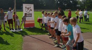 Grupa chłopc&oacute;w stojących na&nbsp;linii startu do&nbsp;biegu