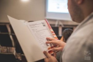 Osoba czytająca program szkolenia
