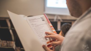 Osoba czytająca program szkolenia