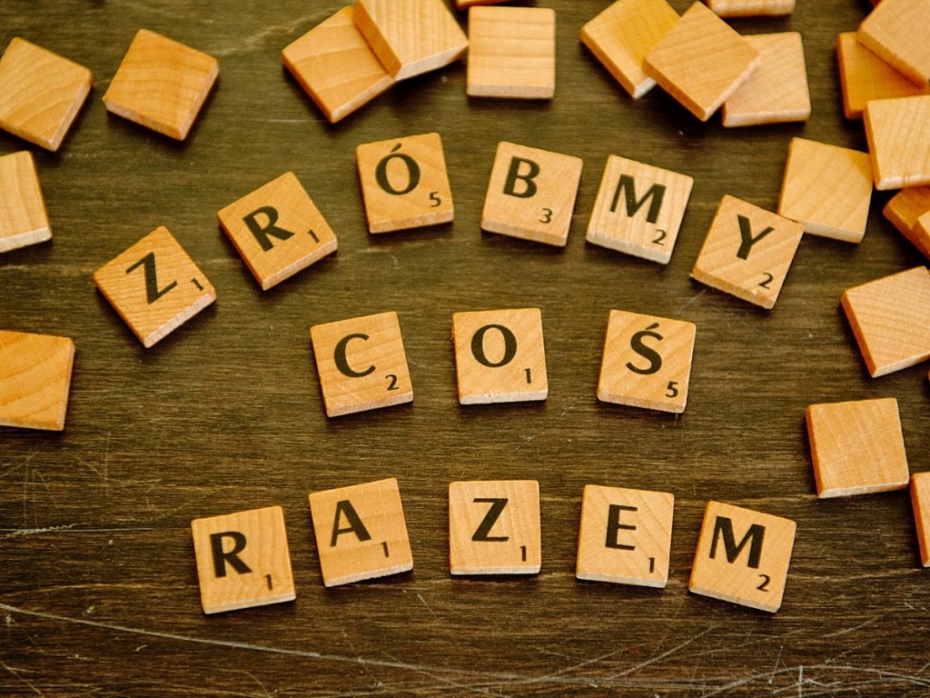 Napis Scrable Zróbmy coś razem