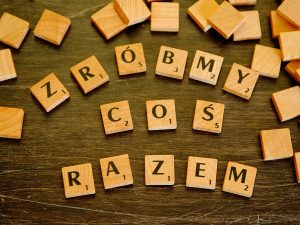 Napis Scrable Zr&oacute;bmy coś razem