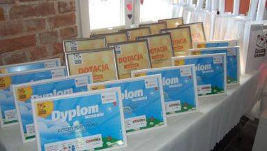 symboliczne czeki dla Grantobiorców i podziękowania dla partnerów strategicznych
