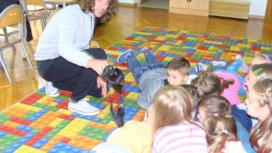 Dzieci podczas warsztatów fotograficznych