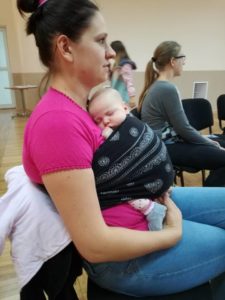 Młoda mama z&nbsp;noworodkiem w&nbsp;chuście.
