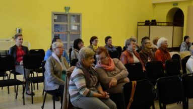 Uczestnicy warsztatów podczas wykładu na temat fizjoterapii i odżywiania
