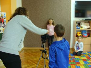 Prowadzący uczy najmłodszych jak zrobić zdjęcie