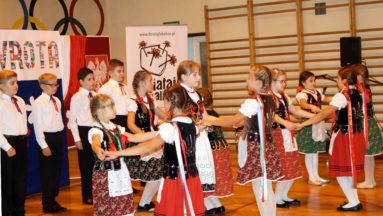 Polonez w wykonaniu uczniów z Zespołu Szkół w Chałupkach