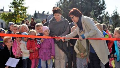 Uroczyste przecięcie wstęgi podczas otwarcia placu zabaw