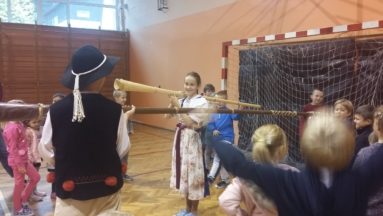 Dzieci podczas warsztatów miały sposobność zadąć w trombitę.