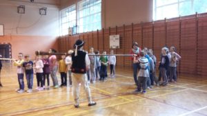 20171009_102940 Gra na trombicie należy do trudnych i potrzeba specjalnej techniki grania, aby wydobyć dźwięk.