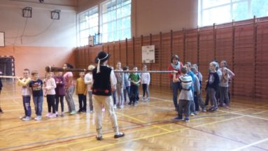 Gra na trombicie należy do trudnych i potrzeba specjalnej techniki grania, aby wydobyć dźwięk.