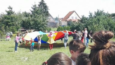 Szcze­ry, pełen sym­pa­tii uśmiech dziec­ka pot­ra­fi czy­nić cu­da