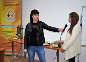 dsc_0702 Pani redaktor TVP Bydgoszcz prezentuje jak trzymać mikrofon