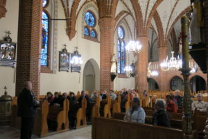 seniorzy Spotkanie seniorów w kościele.