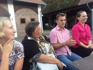 Zdjęcie przedstawia czw&oacute;rkę os&oacute;b siedzących przy&nbsp;stole, trzy kobiety oraz&nbsp;jeden mężczyzna