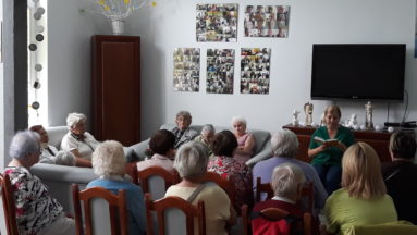 Pensjonariusze Dziennego Domu Opieki Społecznej „Florencja” w Świeciu podczas spotkań czytelniczych