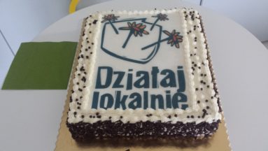 Tort z logotypem programu Działaj Lokalnie