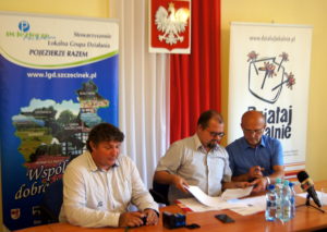 Uroczyste podpisanie umowy na&nbsp;realizację inicjatywy.