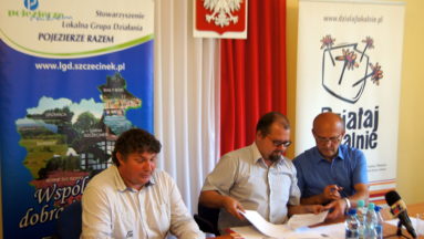 Uroczyste podpisanie umowy na realizację inicjatywy.