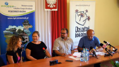 Uroczyste podpisanie umowy na realizację inicjatywy.