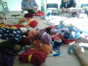 Zdjęcie wł&oacute;czek realizowanych w&nbsp;trakcie projektu "Tkaj makatki, gotuj pierogi"