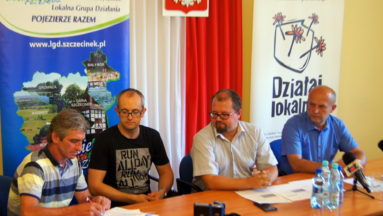 Uroczyste podpisanie umowy na realizację inicjatywy.