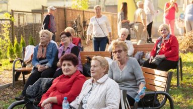 Osoby w różnym wieku na pikniku rodzinnym