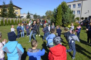 Uczestnicy pikniku podczas gier i&nbsp;zabaw