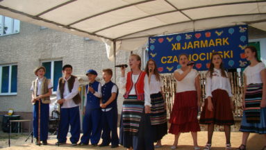 Śpiewem witamy wszystkich - występy uczniów