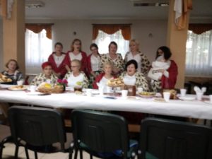 przeglad-piosenki-ludowej-13.10-14 w swoich ludowych strojach, grupa pań ze stowarzyszenia Wszystkie razem