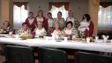w swoich ludowych strojach, grupa pań ze stowarzyszenia Wszystkie razem