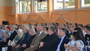 W spotkaniu brała udział społeczność szkolna z terenu Gminy Białobrzegi, mieszkańcy, przedstawiciele władz