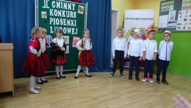 w pięknych ludowych strojach