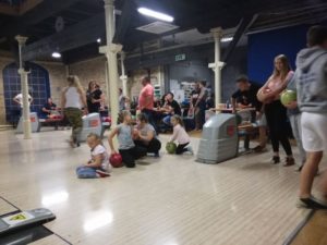 Najmłodsi uczestnicy wyjazdu graja w&nbsp;kręgle