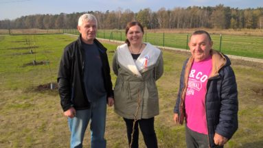 Od lewej: Ditmar Gawlista (Wawelno), Jadwiga Wójciak (prezes partnerstwa Borów Niemodlińskich) i Józef Kremer (Wawelno) przy nowym sadzie w Wawelnie