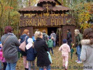 Dzieci wraz z&nbsp;rodzicami zwiedzali Galerię Cerkiewne Podlasie