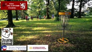 Na polu disc golfa