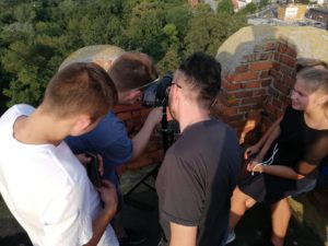 Robienie zdjęć z&nbsp;wieży zamku prochowickiego