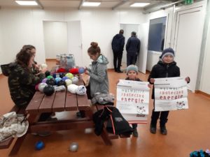 48277841_717331618646642_6692423516710502400_n bombki z włóczki