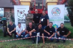 Członkowie Stowarzyszenia Miłośnik&oacute;w  Starej Motoryzacji i&nbsp;Maszyn Rolniczych Retro-Łowiczanka w&nbsp;plenerze, w&nbsp;tle rollup z&nbsp;logo Działaj Lokalnie oraz&nbsp;Stowarzyszenia LGD ,,Ziemia Łowicka&rdquo;