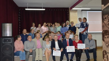 Wspólne zdjęcie laureatów konkursu "Opowiedz.." i przyjaciół Działaj Lokalnie
