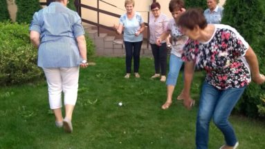 3.	Zawodnicy podczas gry w boule na świeżym powietrzu.