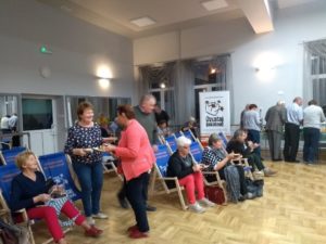impreza-integracyjna 4. Impreza integracyjna ,,na leżakach” w Gminnym Ośrodku Kultury w Domaniewicach. W tle rollup z logo Działaj Lokalnie .