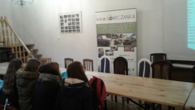 Pierwsi uczestnicy przybyli na warsztaty ,,Cuda techniki z czasów naszych dziadków”, odbywające się w siedzibie Stowarzyszenia. W tle rollup Retro-Łowiczanki.