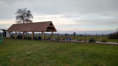 Wybudowana w ramach projektu wiata chroniąca eksponaty przed szkodliwymi warunkami atmosferycznymi.