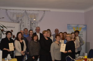 Zdjęcie drewnianych statuetek, kt&oacute;re&nbsp;otrzymali grantobiorcy za&nbsp;udział w&nbsp;pierwszej edycji programu Działaj Lokalnie