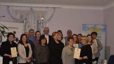 Zdjęcie drewnianych statuetek, które otrzymali grantobiorcy za udział w pierwszej edycji programu Działaj Lokalnie